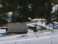 Pohled do areálu Skanzenu Múzea Kysuckej dediny ve Vychylovce ze silničky, která jej míjí po pravé straně