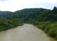 Zborov nad Bystricou - Řeka Bystrica z mostu U Droščákov, vzadu Šlapkov vrch