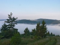 Zborov nad Bystricou - Mlha nad Jedinákovcami, v pozadí Jedličník