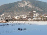 Zborov nad Bystricou - Hřiště, v pozadí Kováčovia a kopec Budín