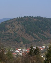 Zborov nad Bystricou - Kocifajovci a Zuzčákovci, v pozadí hora Budín