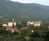 Zborov nad Bystricou - Hřbitov, kostel a prostřední část Zborova z chodníku na Jaseň