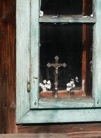 Zborov nad Bystricou - Cirkevní relikvie za oknem jedné opuštěné dřevěnky U Fojta 
