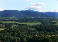 Takový výhled na Beskydy se skýtá z místa galerie