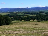 Takový výhled na Beskydy se skýtá z místa galerie