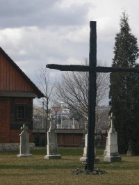 Kříž z ohořelých trámů z původního kostela