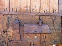 Dřevořezba s obrazem kostela na oplocení