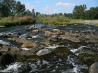 Kamenná hradba pod splavem na řece Ostravici ve Vratimově