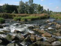 Kamenná hradba pod splavem na řece Ostravici ve Vratimově