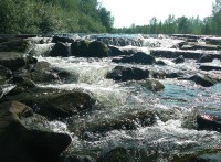 Kamenná hradba pod splavem na řece Ostravici ve Vratimově