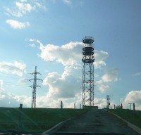 Silueta telekomunikačného zařízení, jak je lze vidět ze silnice