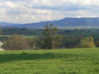 Krajina kolem Javorového, pohled na Oldřichovice, Tyru a některé jablunkovské obce. Vzadu  zasněžené vrcholky Malé Fatry