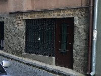 Ulice I. Olbrachta a zachovalý starý nápis v češtině a maďarštině na zdi  