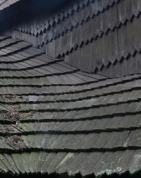 Detail šindelové střechy kostelíka