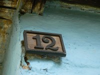 Stylové dřevěné číslo domu