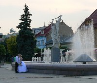První svatební pár před jednou z fontán