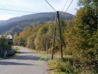 Krásná - v zatáčce za sloupem odbočit vpravo