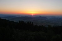 Východ slunce nad Strážištěm a Čepičnou (pohled z okénka toalety 2.patra)
