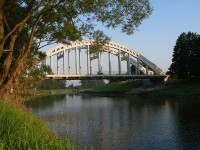 Pohled na most z břehu řeky Olše