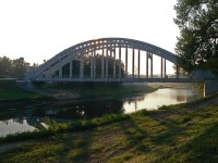 Pohled na "Darkovskýů  most z břehu řeky Olše