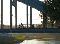 Pohled na most z břehu řeky Olše