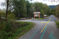 Klubina. Neznačená odbočka na můstek přes řeku Bystrica. A - směr Vychylovka, B - směr Krásno, C - směr Klubina (Horal)