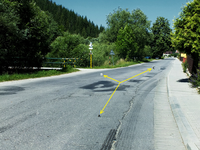 Nová Bystrica. Odbočka z hlavní silnice na novou cyklotrasu za řekou Bystrica