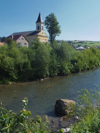 Nová Bystrica, kostel. Pohled z cyklotrasy