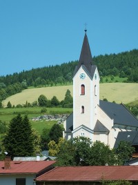 Stará Bystrica. Kostel pohledem z cyklotrasy