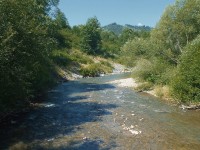 Stará Bystrica / Klubina. Pohled na řeku Bystrica z dřevěného mostu.