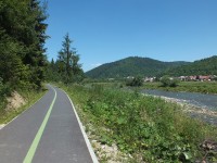 Zborov nad Bystricou. Pohled na řeku a cyklotrasu