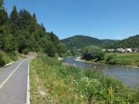 Zborov nad Bystricou. Pohled na řeku a cyklotrasu