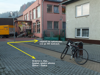 Krásno nad Kysucou, poblíž kostela. Před budovou v růžové barvě odbočit doprava a po cca 50 metrech se dostaneme k řece Kysuci.