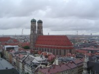 München - pohled na Frauenkirche z věže kostela sv. Petra