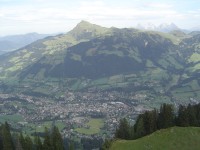 Pohled na Kitzbühel z vrcholu Hahnenkamm