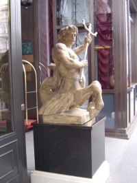 Hotel Sacher - socha před vchodem