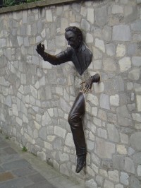 Montmartre - Muž procházející zdí (socha vytvořená hercem Jean Maraisem)