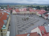Jičín - pohled na Valdštejnovo náměstí z Valdické brány