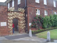 Hampton Court Palace - vchod do zahrad