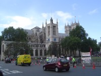 St Margaret's Church, v pozadí Westminster Abbey