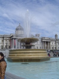 Trafalgar Square s kašnou (v pozadí National Gallery)  