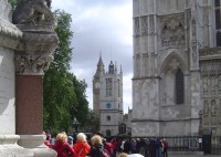 před Westminster Abbey, v pozadí kostel St.Margaret's a Big Ben