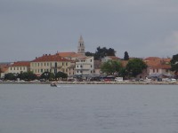 Biograd na moru - pohled na pobřeží z lodi