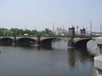 Most legií -  v pozadí Pražský hrad