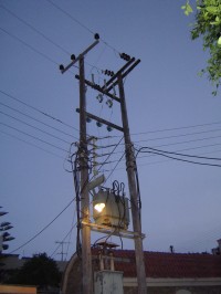 Matala - rozvody elektrického vedení (na Krétě se kabely nezakopávají do země)