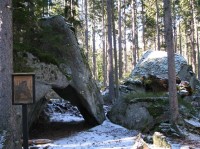 Skalni utvar: jeden ze skalnich utvaru na Medvedi Stezce mezi Novou Peci a Jelenimi Vrchy
