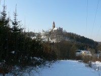 Bouzov-hrad v zimě z bouzovských lesů-Foto-Jiří Furo.JPG