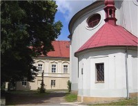 Jesenec-zámek od barokního kostela sv.Libora.jpg