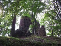 Bradlec-hrad-zbytek věže v jižní části hradu-Foto:Ulrych Mir.