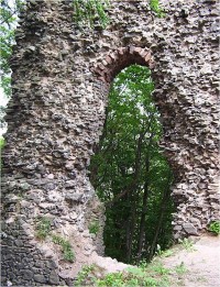 Bradlec-hrad-okno v jižní věži-Foto:Ulrych Mir.